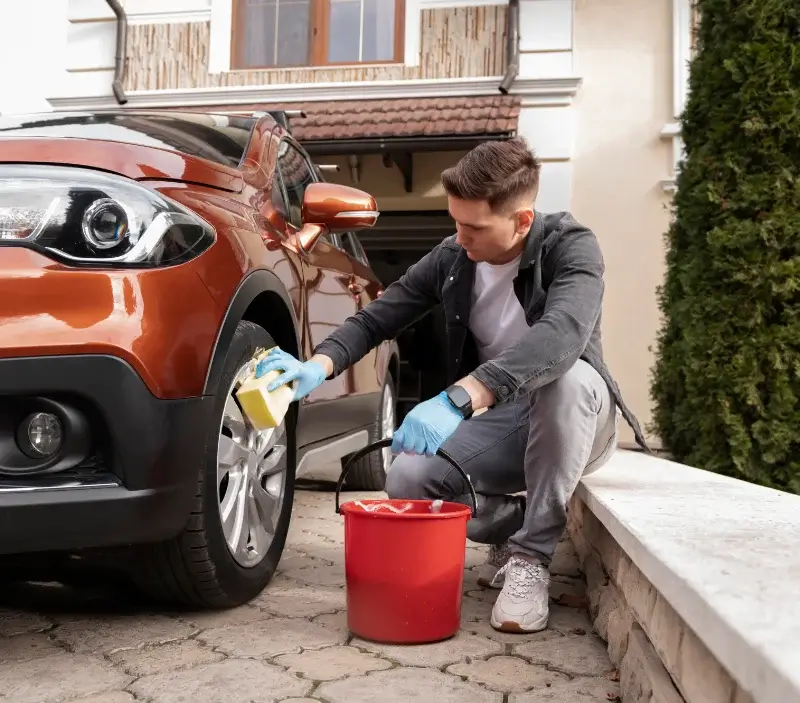 Lavage auto à domicile Montaulin : professionnel intervenant sur un véhicule